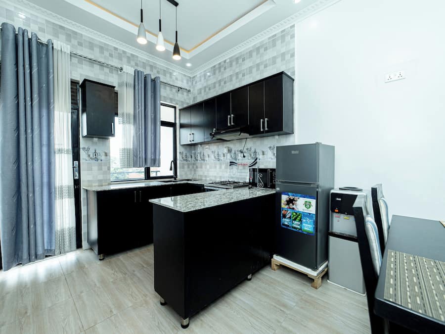 Kylskåp, mikrovågsugn, ugn och spishäll