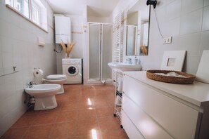 Doccia, asciugacapelli, bidet, asciugamani