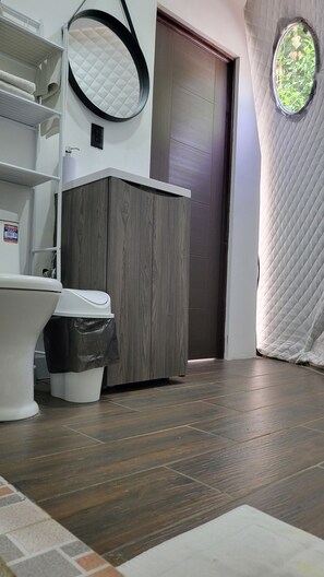 Serviettes fournies, savon, papier toilette