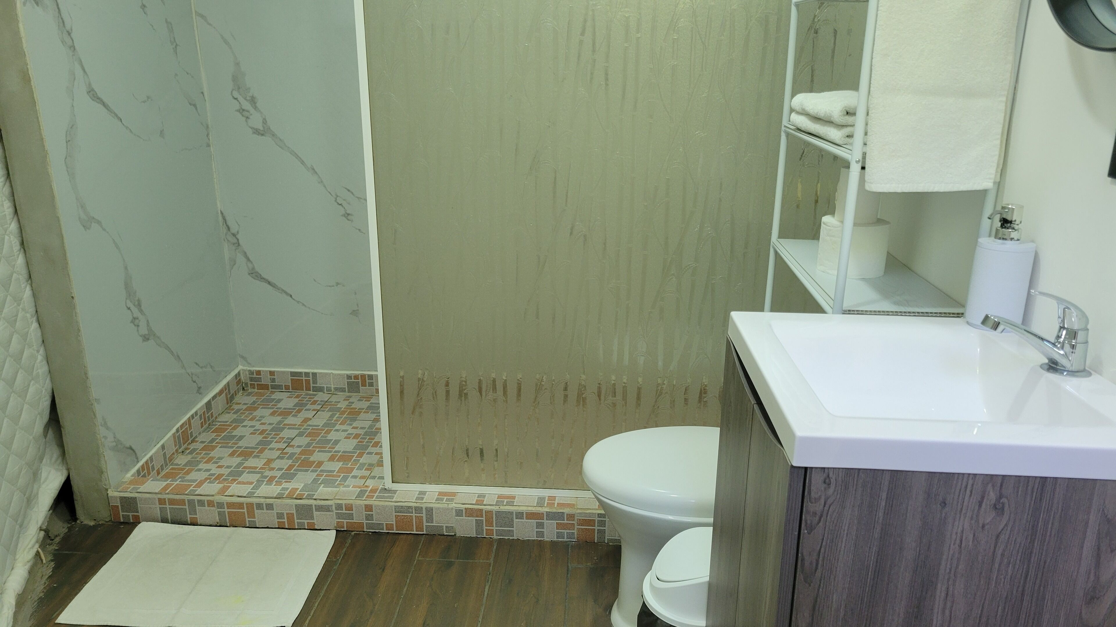 Serviettes fournies, savon, papier de toilette