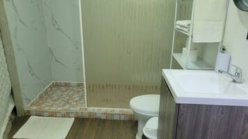 Serviettes fournies, savon, papier de toilette