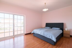 4 slaapkamers, een strijkplank/strijkijzer, wifi, beddengoed