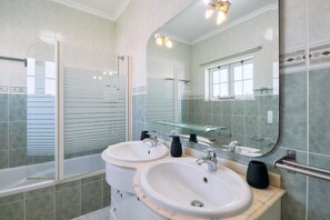 Haartrockner, Handtücher, Seife, Toilettenpapier