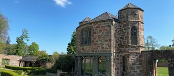 The Garden Rooms - romantic turreted cottage, Aberdeenshire