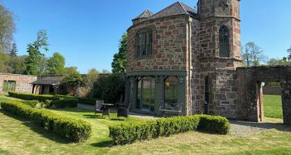 The Garden Rooms - romantic turreted cottage, Aberdeenshire