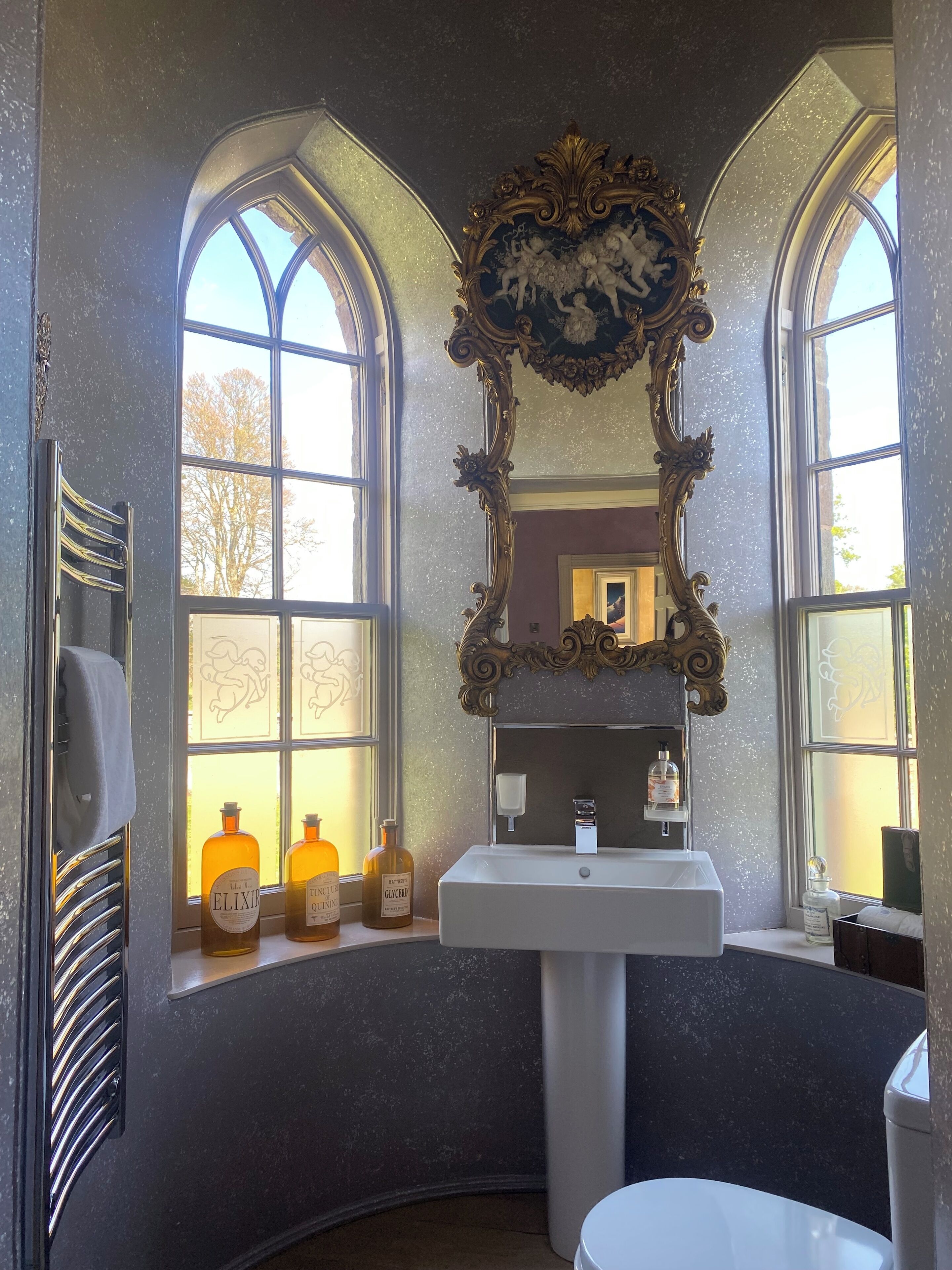 Haartrockner, Handtücher, Seife, Toilettenpapier