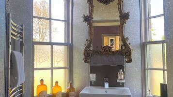 Sèche-cheveux, serviettes fournies, savon, papier toilette
