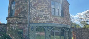 The Garden Rooms - romantic turreted cottage, Aberdeenshire