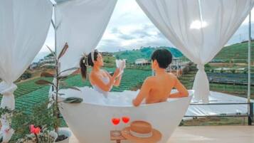 Chambre Supérieure, vue montagne | Salle de bain | Sèche-cheveux, serviettes fournies, savon, shampoing