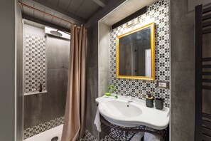 Dusche, Haartrockner, Bidet, Handtücher