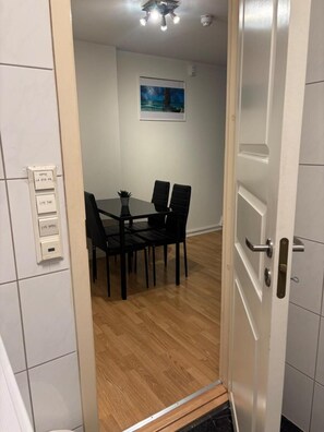 Apartment, 2 Schlafzimmer, Balkon, Gartenblick | Speisen