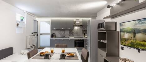 Kühlschrank, Mikrowelle, Geschirrspüler