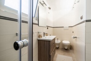 Ducha, secador de pelo, bidet, toallas