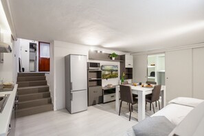 Dining - GuestHost - Delightful, perfectly equipped and comfortable apartment, capable of accommodating up to 3 guests with great ease. Located in the beating heart of the city, this accommodation is just a 4-minute walk from Bari's beautiful seafront and 7 minut (Bari)