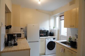 Fridge, microwave, oven, stovetop - Grantham Street Gem in Liverpool (Liverpool)