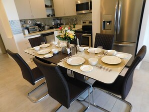 Dining - Charming 2-bedroom condo with WiFi and AC in Jaco, sleeps six, next door to pool (Jaco)