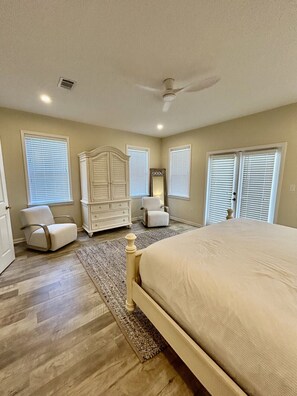 4 bedrooms, desk, iron/ironing board, free WiFi