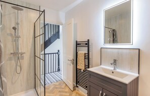 Regadera, toallas, jabón, papel de baño 