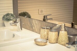 Dusche, Haartrockner, Handtücher, Seife