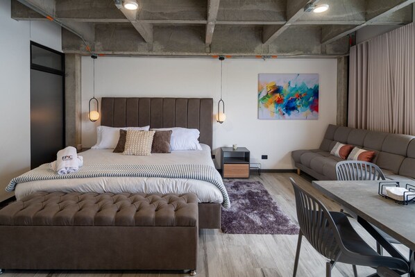 1 slaapkamer, een strijkplank/strijkijzer, beddengoed