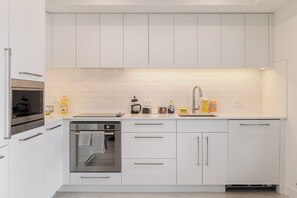 Mikrowelle, Ofen, Herdplatte, Geschirrspüler