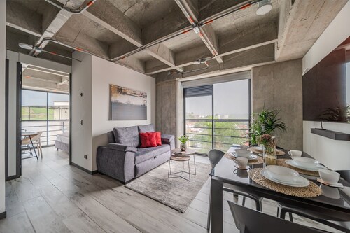 |Ahead| Stylish 2BR near airport with AC