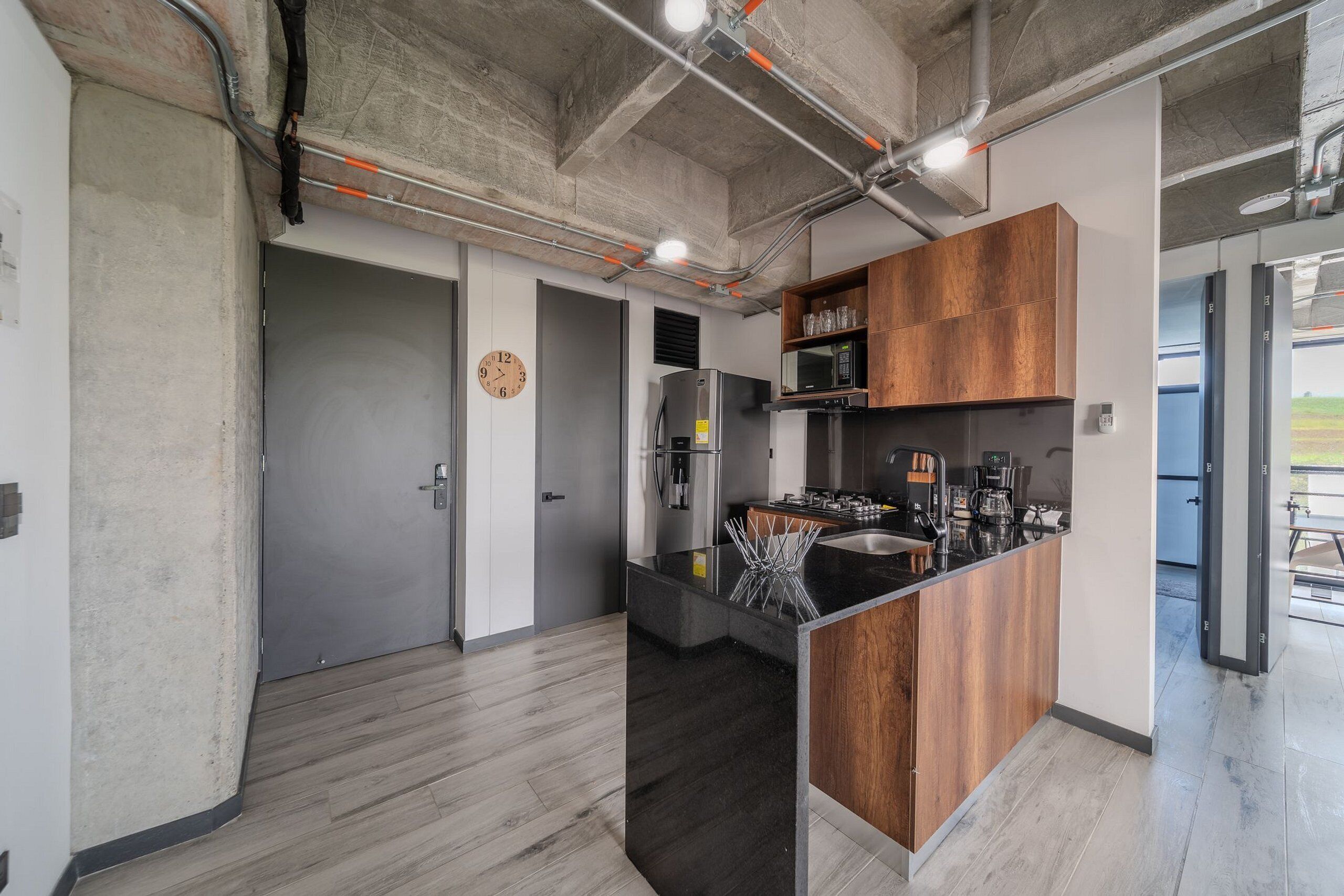 Refrigerador, microondas, cafetera y tetera y utensilios de cocina 