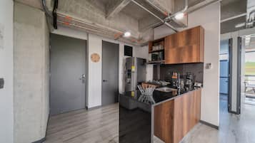 Refrigerador, microondas, cafetera y tetera y utensilios de cocina