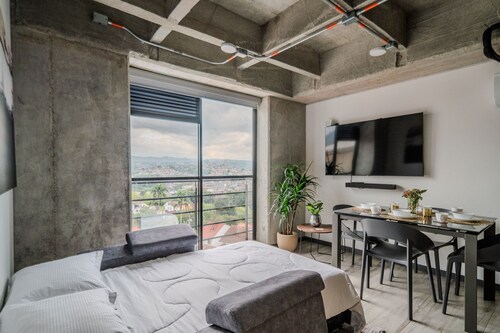 |Ahead| Stylish 2BR near airport with AC