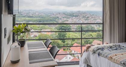 |Ahead| Serene Loft near airport with parking