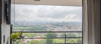|Ahead| Serene Loft near airport with parking