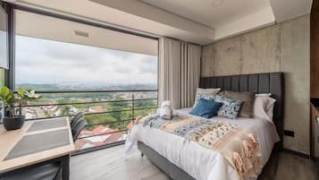 1 habitación, tabla de planchar con plancha y ropa de cama