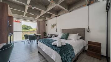 1 habitación, tabla de planchar con plancha y ropa de cama