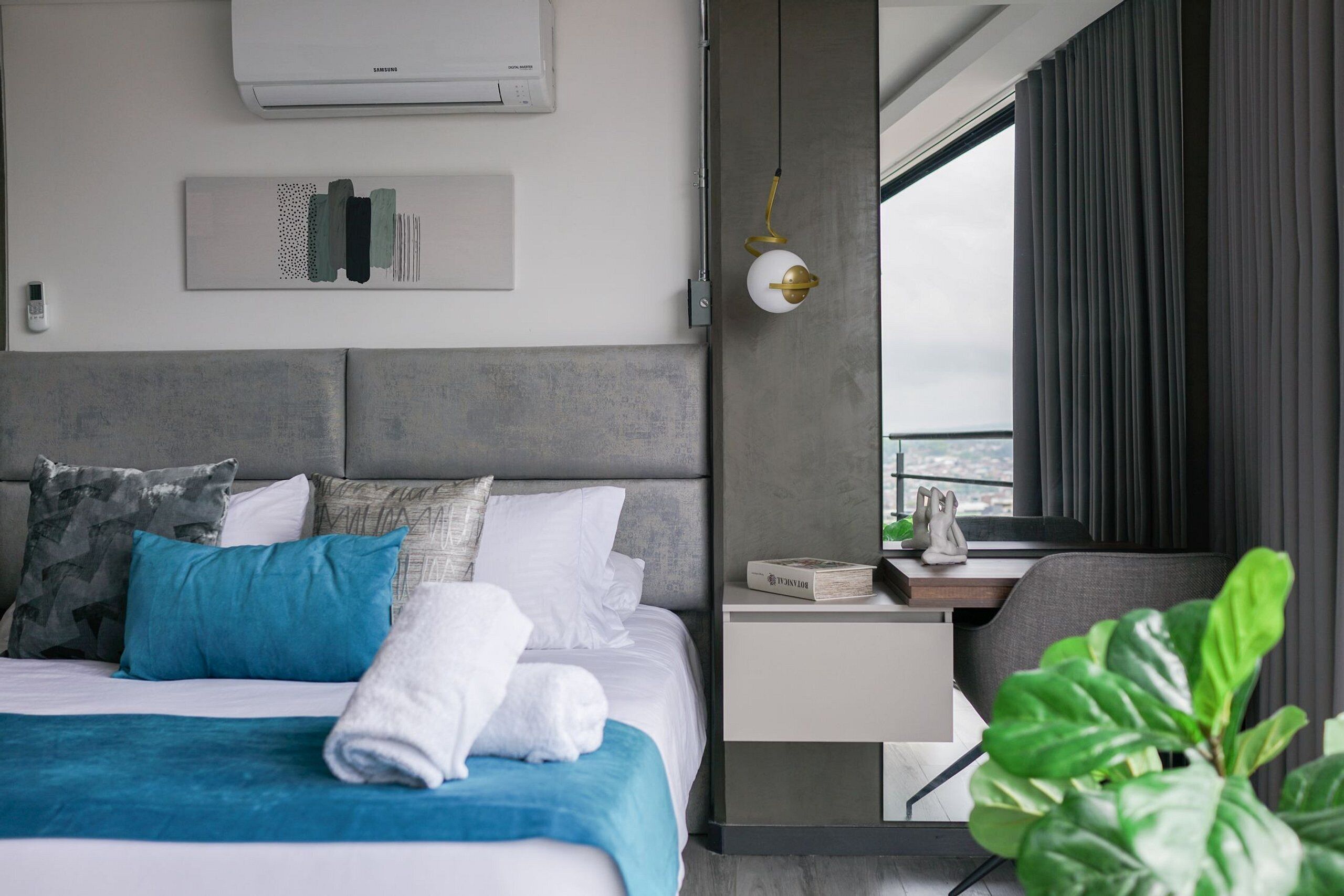 1 sovrum, strykjärn/strykbräda och sängkläder