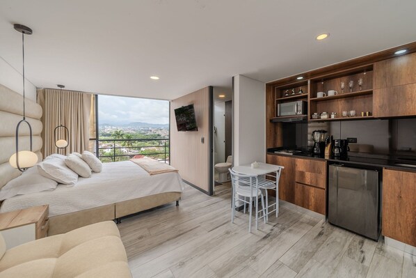 1 sovrum, strykjärn/strykbräda och sängkläder