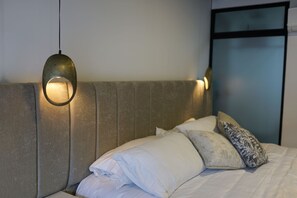 1 habitación, tabla de planchar con plancha y ropa de cama 