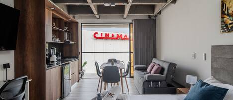 1 dormitorio, tabla de planchar con plancha, ropa de cama