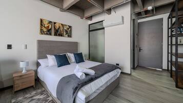 1 camera, ferro/asse da stiro, lenzuola