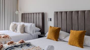 1 habitación, tabla de planchar con plancha y ropa de cama