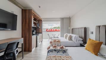 1 habitación, tabla de planchar con plancha y ropa de cama