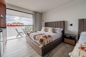 1 habitación, tabla de planchar con plancha y ropa de cama