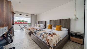 1 habitación, tabla de planchar con plancha y ropa de cama