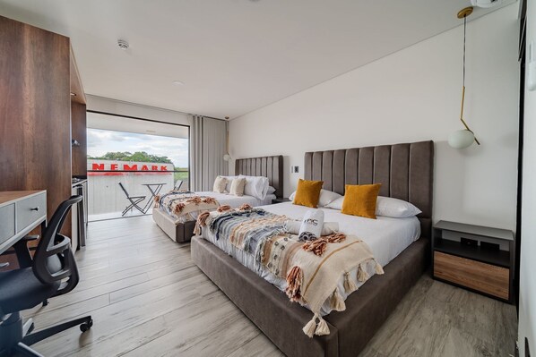1 habitación, tabla de planchar con plancha y ropa de cama 