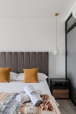 1 quarto, ferros/tábuas de passar roupa, roupa de cama