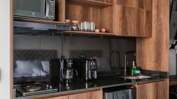 Refrigerador, microondas, cafetera/tetera, utensilios de cocina