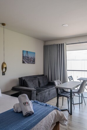 TV - |Ahead| Spacious loft with king bed and parking (Pereira)