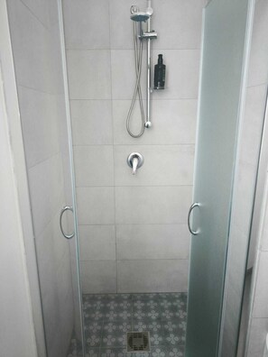 Ducha, artículos de tocador gratuitos, secador de pelo, pantuflas