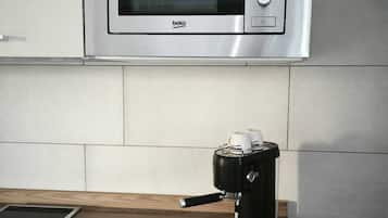 Private kitchen | Fridge, microwave, cookware/dishes/utensils