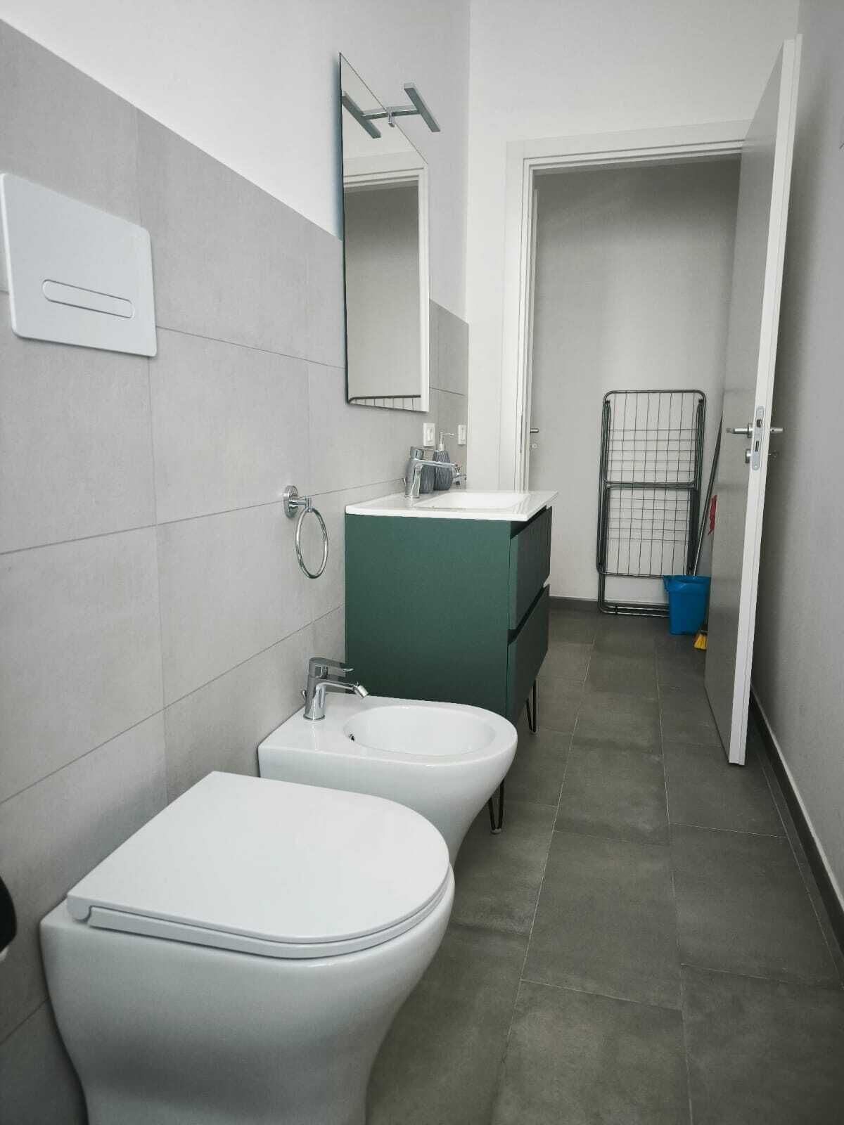 Salle de bain | Douche, articles de toilette gratuits, sèche-cheveux, chaussons