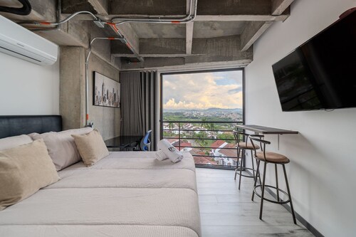 |Ahead| Urban Loft with Queen bed + Parking